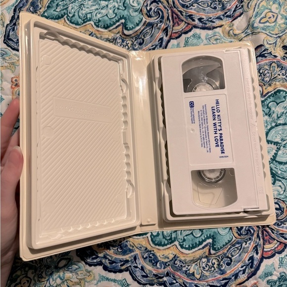 Vintage Hello Kitty’s Paradise Learn With Love VHS - Picture 4 of 5